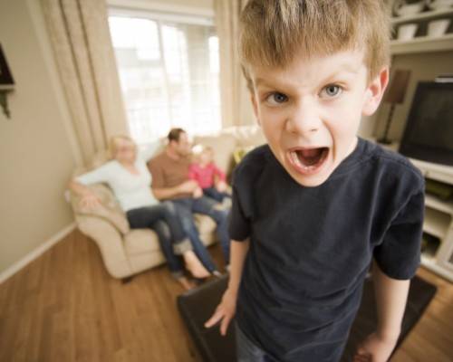 Cum sa-ti calmezi copilul atunci cand are o criza de furie in 5 pasi