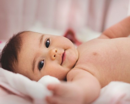 Bebelusul de 12 luni: totul despre hranire, somn si dezvoltare lui