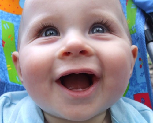 Cum sa-ti dai seama atunci cand ii apare copilului tau primul dinte? 6 semne